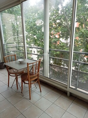 Dining - 2 BEDROOM APARTMENT Town Hall FULLY EQUIPPED VERANDA (Montpellier)