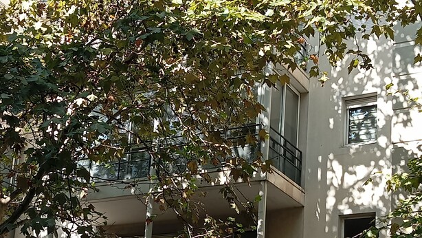 Un edificio de varios pisos con balcones y ventanas.