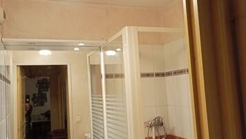 Bañera, secador de pelo, toallas, papel higiénico