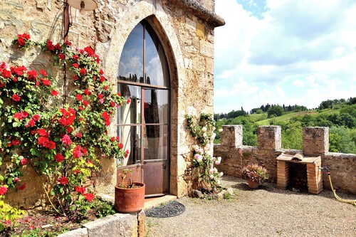 Panoramic castle with large pool on the walls. Ideal for weddings and events