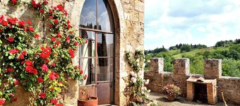 Panoramic castle with large pool on the walls. Ideal for weddings and events