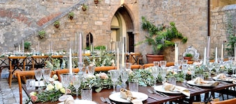 Panoramic castle with large pool on the walls. Ideal for weddings and events