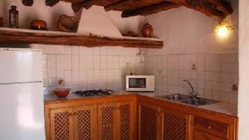 Een koelkast, een microgolfoven, een kookplaat