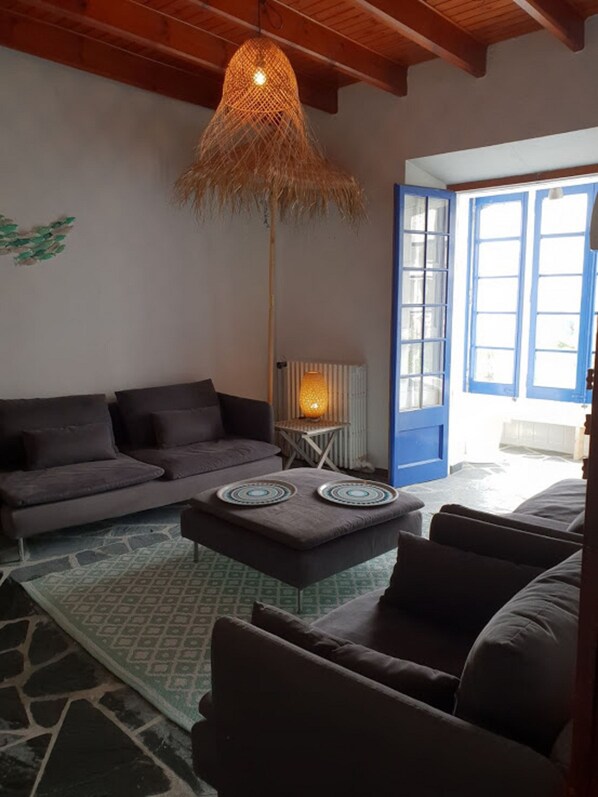 TV, fireplace, DVD player, books