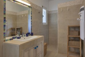 Douche, séchoir à cheveux, serviettes fournies