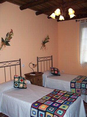 3 habitaciones, tabla de planchar con plancha, cuna de viaje y wifi 