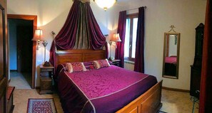 2 chambres, coffres-forts dans les chambres, bureau