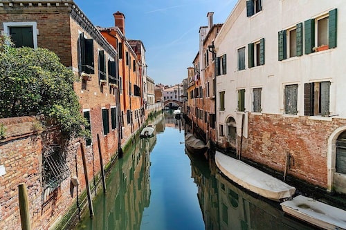 Ca' Venexiana, quiet 2 bedroom with private canalside courtyard - no added fees!