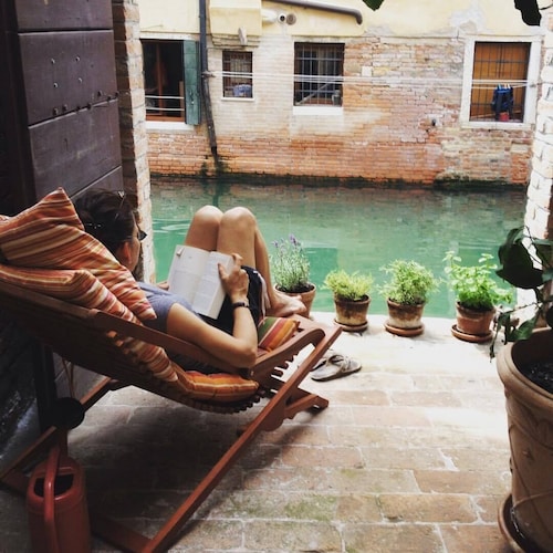 Ca' Venexiana, quiet 2 bedroom with private canalside courtyard - no added fees!