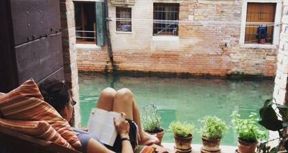 Ca' Venexiana, quiet 2 bedroom with private canalside courtyard - no added fees!