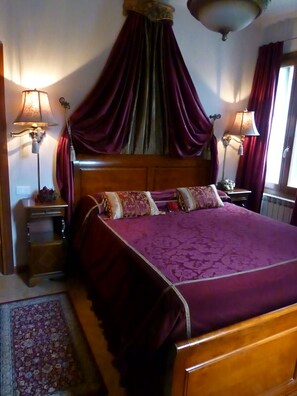 2 bedrooms, in-room safe, desk, iron/ironing board - Ca' Venexiana, quiet 2 bedroom with private canalside courtyard - no added fees! (Venezia)