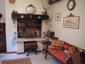 Interior - Ca' Venexiana, quiet 2 bedroom with private canalside courtyard - no added fees! (Venezia)
