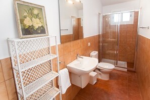 Bañera, secador de pelo y toallas