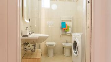 Dusche, Haartrockner, Bidet, Handtücher