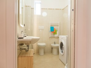Douche, séchoir à cheveux, bidet, serviettes fournies