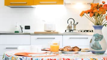 Kühlschrank, Mikrowelle, Herdplatte, Geschirrspüler