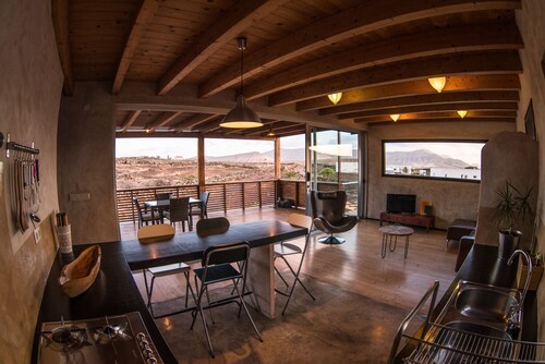 Eco-Villa upotettu luonnonpuistossa vulkaanista alkuperää.