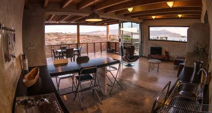 Eco-Villa upotettu luonnonpuistossa vulkaanista alkuperää.