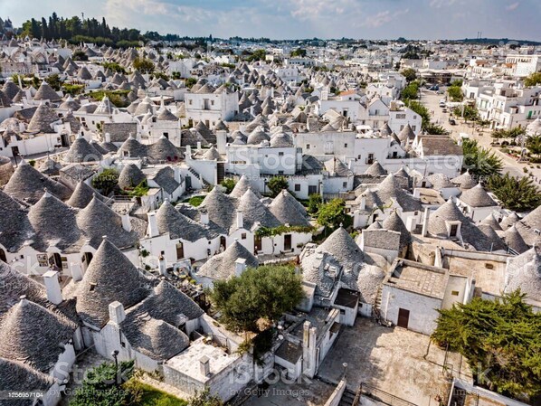 Un pueblo densamente poblado con numerosos edificios blancos y techos cónicos.