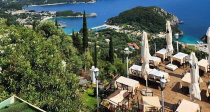 Stylish villa, central & quiet, priv. pool, sun terrace,10 min to the beach!