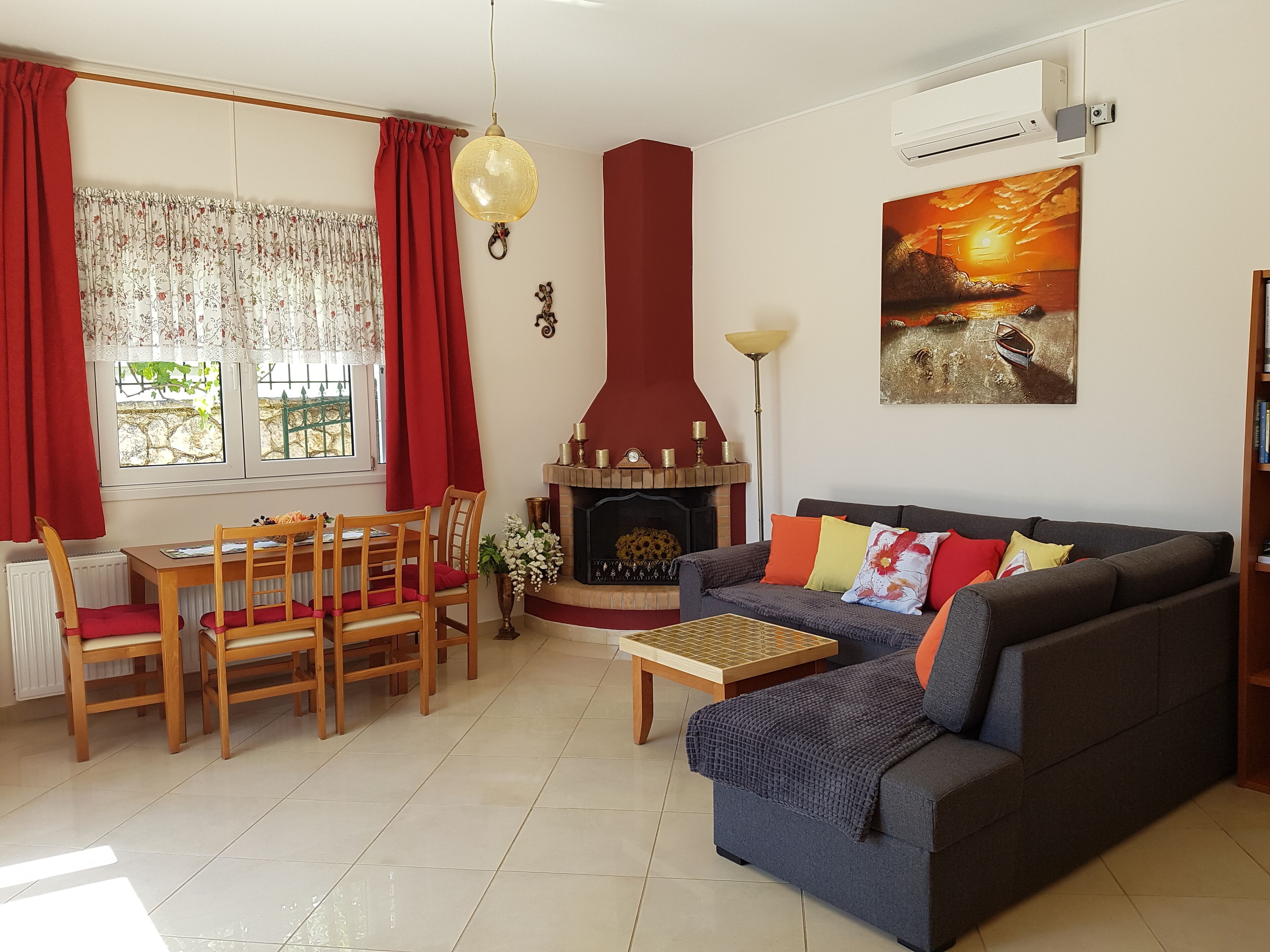 智能电视、壁炉、DVD 播放器、书