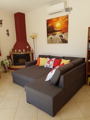 Smart TV, fireplace, DVD player, books - Stylish villa, central & quiet, priv. pool, sun terrace,10 min to the beach! (Agios Ioannis central)