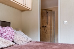 Combined shower/bathtub, hair dryer, towels, soap