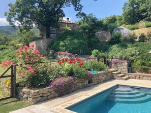 Una piscina al aire libre