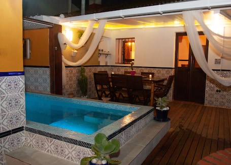 Outdoor dining. Casa ca l'isabel Spa, family (full rental)