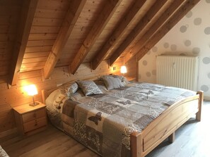 2 habitaciones, tabla de planchar con plancha y cuna de viaje