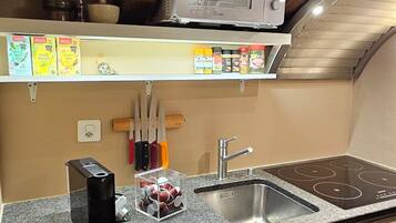 Kühlschrank, Mikrowelle, Herdplatte, Geschirrspüler