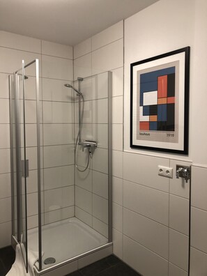 Douche, séchoir à cheveux, serviettes fournies, savon