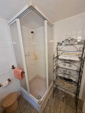 Bathtub, hair dryer, towels, soap - Apartments Thomsen - Mountain village Pobershau - Apartment Picasso (Marienberg Pobershau)
