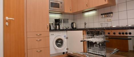 Geladeira, micro-ondas, fogão, cooktop