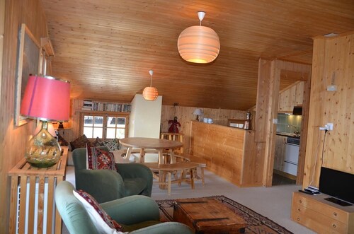 Aussen : Dachwohnung im 2. Stock eines Chalets, für 2-4 Personen, Zugang von der "route du funiculai