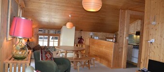 Aussen : Dachwohnung im 2. Stock eines Chalets, für 2-4 Personen, Zugang von der "route du funiculai