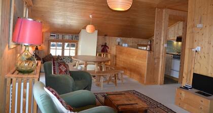 Aussen : Dachwohnung im 2. Stock eines Chalets, für 2-4 Personen, Zugang von der "route du funiculai