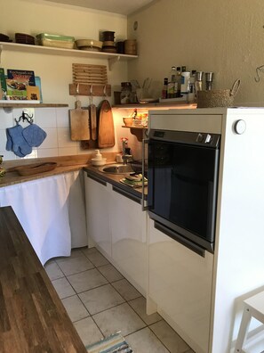 Fridge, microwave, oven, stovetop - Lovely vacation home, just a few minutes from the beach, roof terrace with far-reaching views (Fleury)