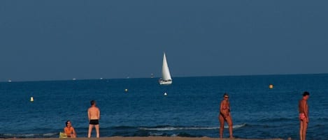 Plage à proximité, chaises longues
