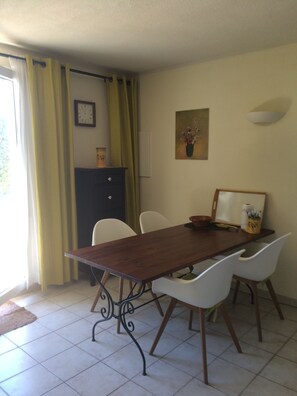 Dining - Lovely vacation home, just a few minutes from the beach, roof terrace with far-reaching views (Fleury)