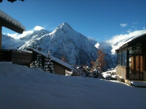 A snow-covered mountain with a chalet in the foreground. - Ground level for 4 pers, superb setting 164 yards from the ski runs et the shops (Les Deux-Alpes)