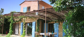 Country house, secure swimming pool and landscape meadow, excellent services