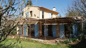 Un bâtiment traditionnel avec un toit en tuiles, une antenne parabolique et un petit balcon.