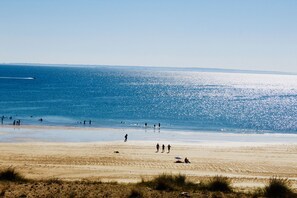 Aan het strand, ligstoelen aan het strand