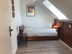 2 habitaciones, tabla de planchar con plancha y cuna de viaje