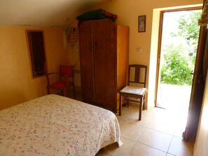 2 bedrooms, iron/ironing board, free WiFi