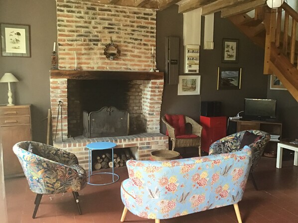 TV, fireplace, table tennis, books