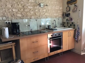 Réfrigérateur, micro-ondes, four, plaque de cuisson