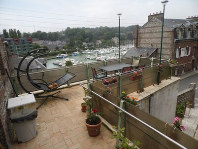 GITE F2 60 M2 WITH TERRACE ON PORT CLASSIFICATION PREFECTORAL 2 STARS       