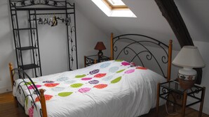 A bedroom with a bed, a skylight, a wardrobe, and a nightstand with a lamp. - GITE F2 60 M2 WITH TERRACE ON PORT CLASSIFICATION PREFECTORAL 2 STARS        (Saint-Valery-En-Caux)